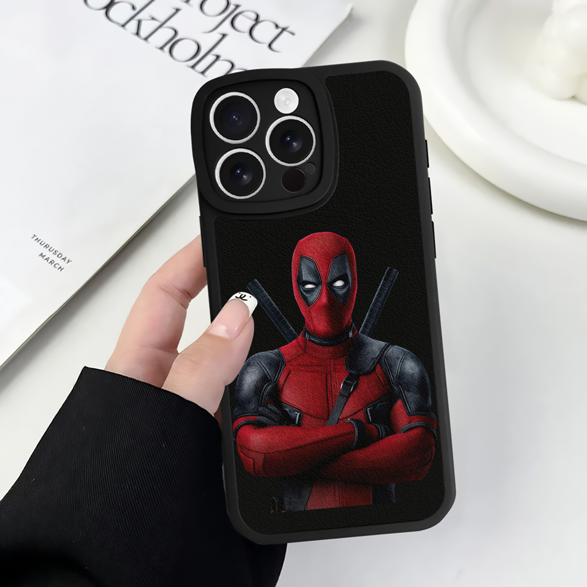 （画像用） Deadpool デッドプール 【iPhone 16シリーズ対応】シリコンスマホケース（レザー調） 材質：シリコン